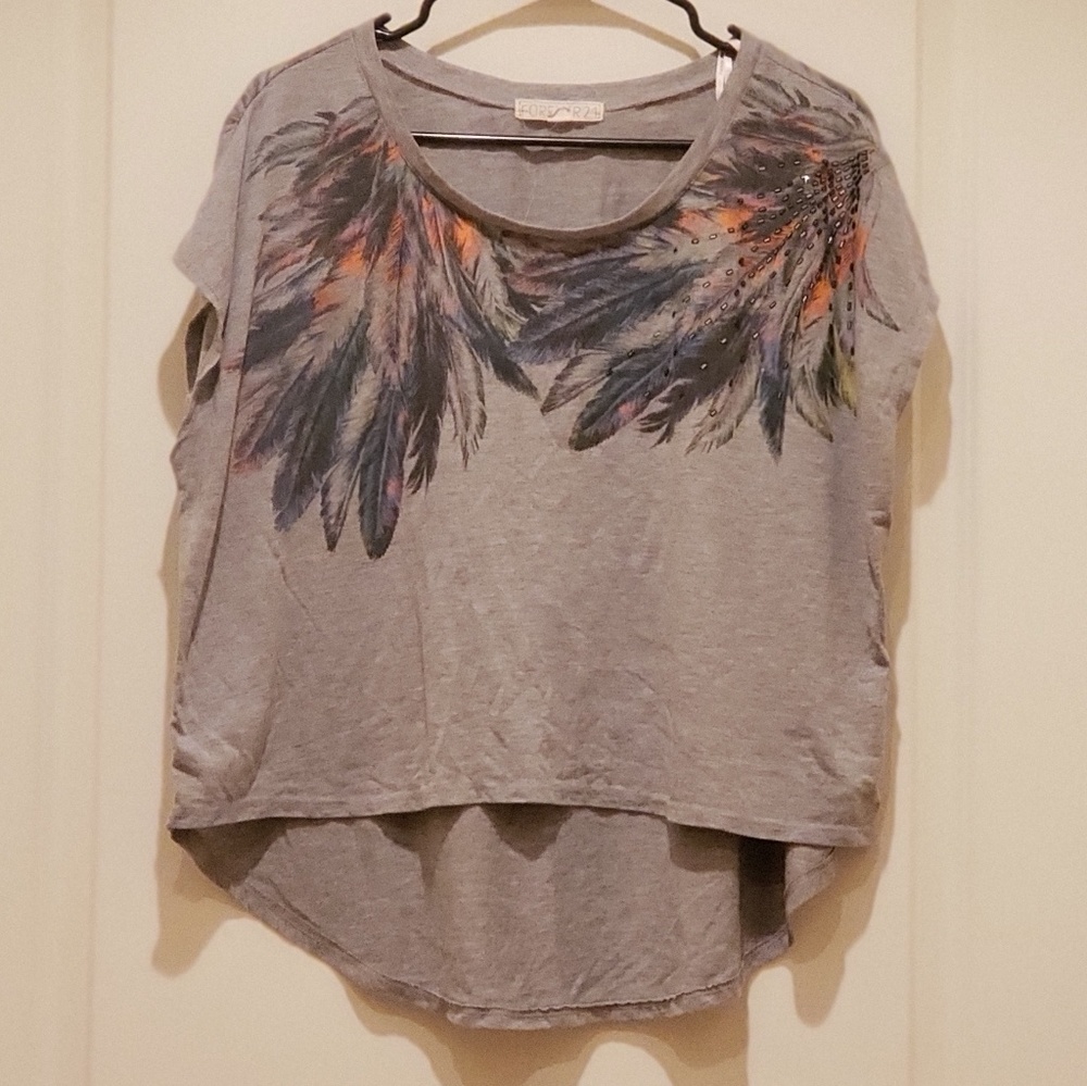 High/low grey crop top with feather pattern